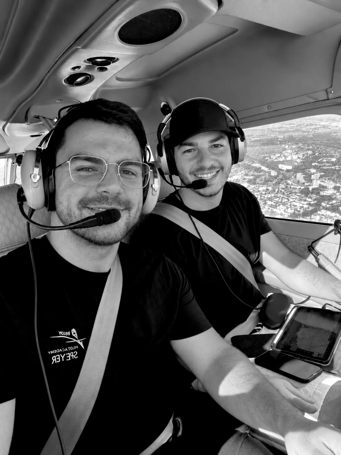 Maik Vögele und Dr. David Fernández Esteban, die Paluv-Gründer, zusammen im Cockpit